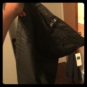 Black legging pants from the Gap.